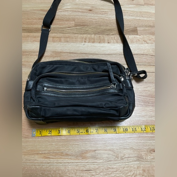 Vince Camuto multi-pocket crossbody / shoulder hand bag / purse. - Picture 10 of 12